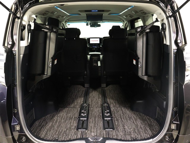 【広々トランクルーム】
スーツケース､ゴルフバッグも楽々収納可能
大人数での旅行にもピッタリの収容量です