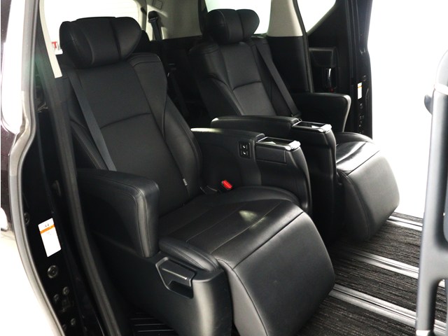 【オットマン＆フットレスト完備】
フットレスト､電動オットマン付き車両!
後席の方の快適ドライブを演出致します!