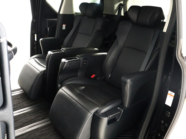 【オットマン＆フットレスト完備】
フットレスト､電動オットマン付き車両!
後席の方の快適ドライブを演出致します!