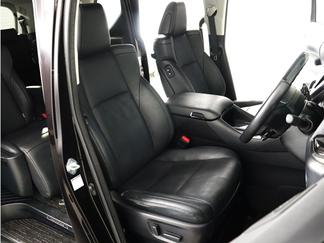 内装の状態も非常にクリーンな状態です｡
ご納車前には専門スタッフが
隅々までクリーニングを行います!