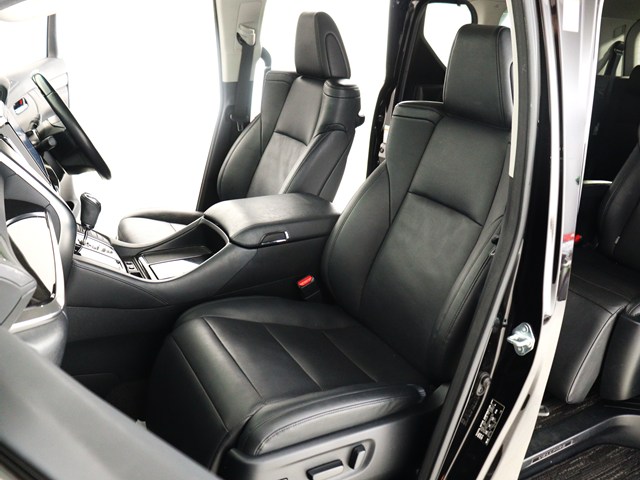 内装の状態も非常にクリーンな状態です｡
ご納車前には専門スタッフが
隅々までクリーニングを行います!