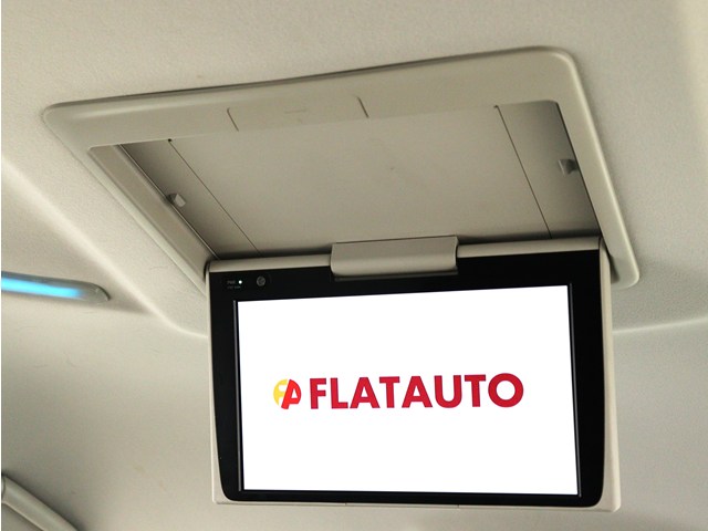 【後席モニター】
ミニバンの必須装備とも言える装備です!
後席の方も飽きることなくドライブが可能!