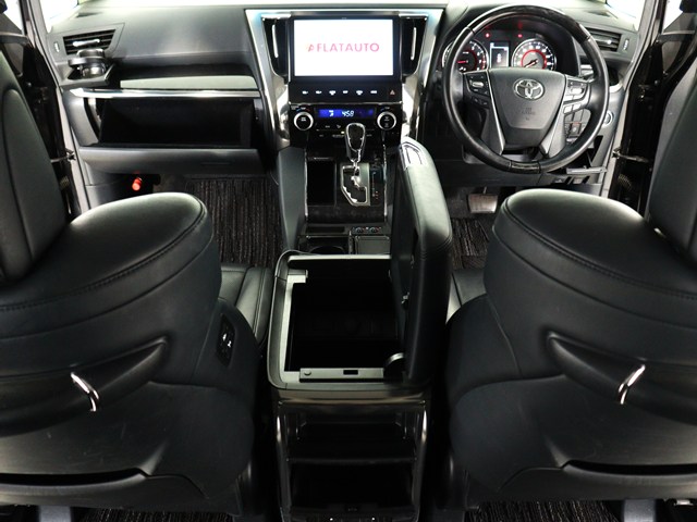 【運転席助手席も広々☆】
広々使えるのは後席だけではございません｡
国内最高峰ミニバンの特権ですね!