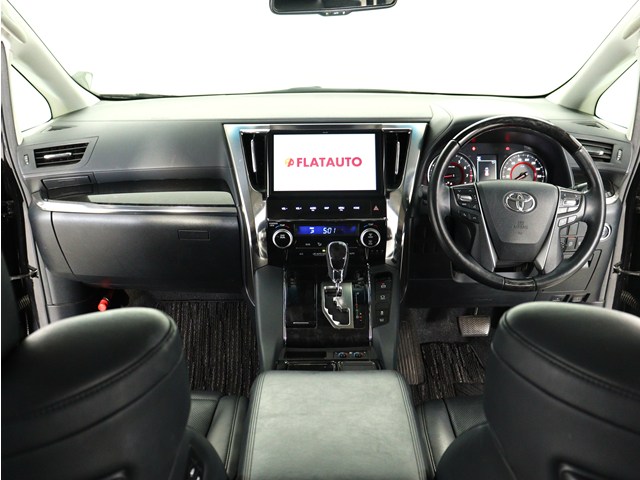 【運転席助手席も広々☆】
広々使えるのは後席だけではございません｡
国内最高峰ミニバンの特権ですね!