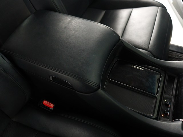 【コンソールボックス】
大容量の収納力が魅力的なコンソールです!
ドリンクホルダーも使いやすい配置です!