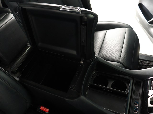 【コンソールボックス】
大容量の収納力が魅力的なコンソールです!
ドリンクホルダーも使いやすい配置です!