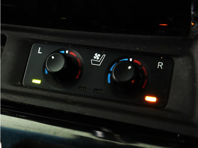 【前席シートヒーター付き】
冬に嬉しいシートヒーター付きのお車です!
エアコンよりも早く暖かくなり､快適です♪