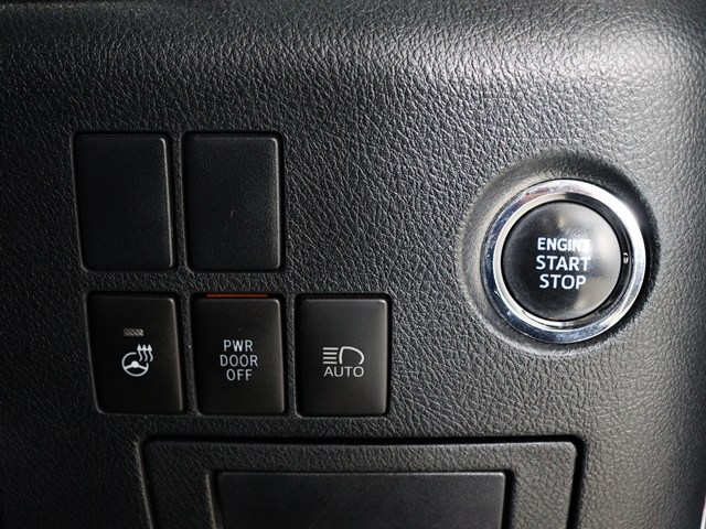 【プッシュスタート】
エンジン始動時はプッシュスタートを採用!
カバンから鍵を取り出す手間も不要です｡
