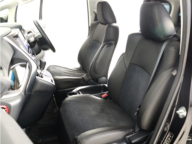 内装の状態も非常にクリーンな状態です｡
ご納車前には専門スタッフが
隅々までクリーニングを行います!