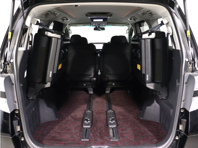 【広々トランクルーム】
スーツケース､ゴルフバッグも楽々収納可能
大人数での旅行にもピッタリの収容量です