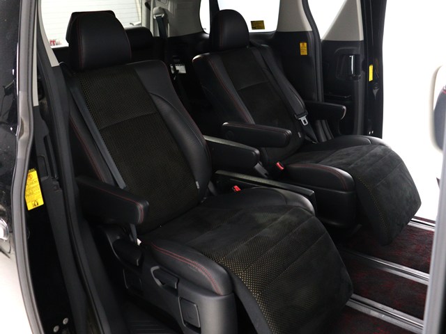 【高級感満載のハーフレザーシート】
カンターラの座面もおしゃれです♪
非常に人気なスポーティシートとなります!