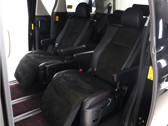 【高級感満載のハーフレザーシート】
カンターラの座面もおしゃれです♪
非常に人気なスポーティシートとなります!