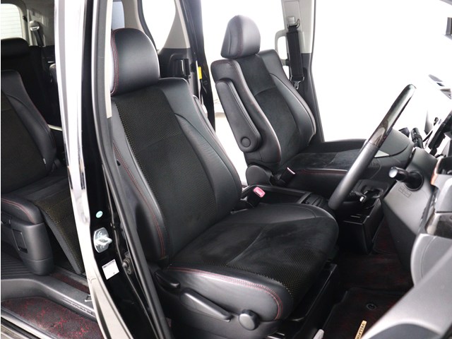 内装の状態も非常にクリーンな状態です｡
ご納車前には専門スタッフが
隅々までクリーニングを行います!