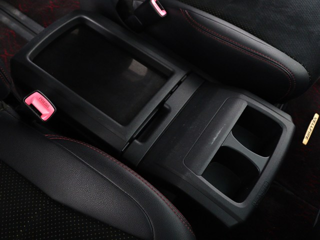 【スライド式コンソールボックス】
大容量の収納力が魅力的なコンソールです!
ドリンクホルダーも使いやすい配置です!