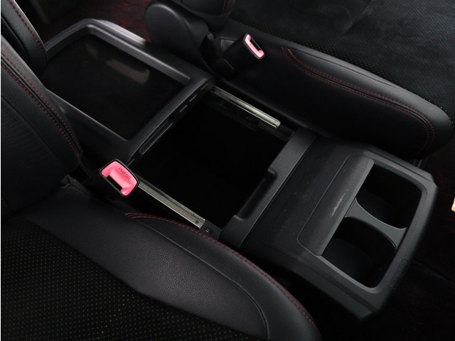 【スライド式コンソールボックス】
大容量の収納力が魅力的なコンソールです!
ドリンクホルダーも使いやすい配置です!