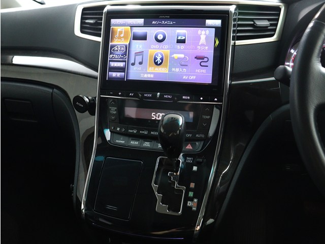 【大人気☆ＡＬＰＩＮＥ　１０インチナビ】
大画面で見やすいだけでなく､
インパネとの一体感もあり見た目も抜群!