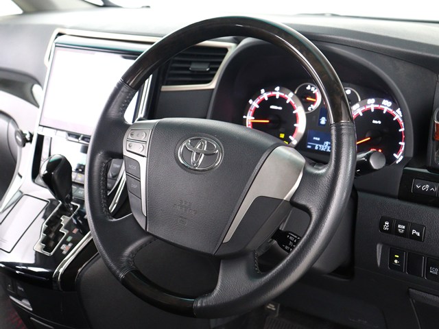 【本革巻きウッドコンビステアリング】
同色のウッド部分と本革のコンビハンドル!
高級感にあふれたステアリングです!