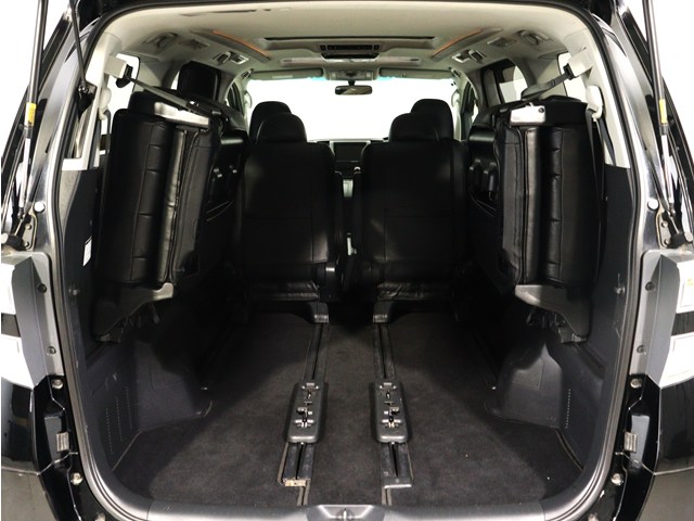 【広々トランクルーム】
スーツケース､ゴルフバッグも楽々収納可能
大人数での旅行にもピッタリの収容量です