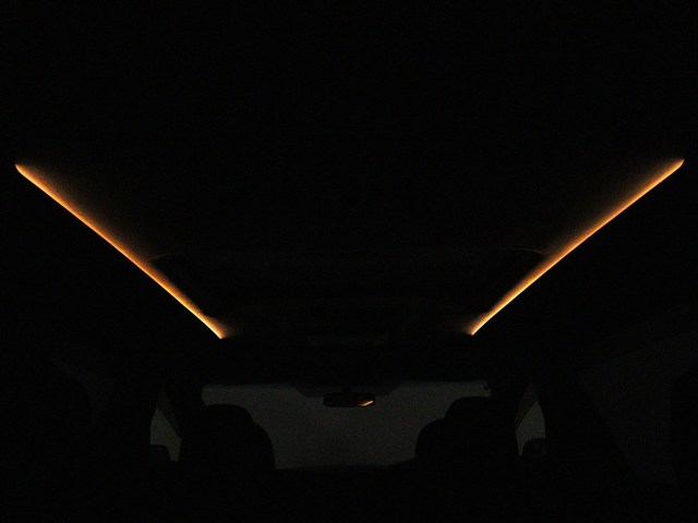 夜間に室内を照らしてくれるルームライトで
す