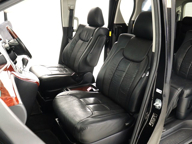 内装の状態も非常にクリーンな状態です｡
ご納車前には専門スタッフが
隅々までクリーニングを行います!