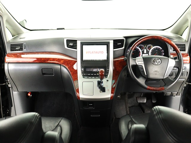 【運転席助手席も広々☆】
広々使えるのは後席だけではございません｡
国内最高峰ミニバンの特権ですね!