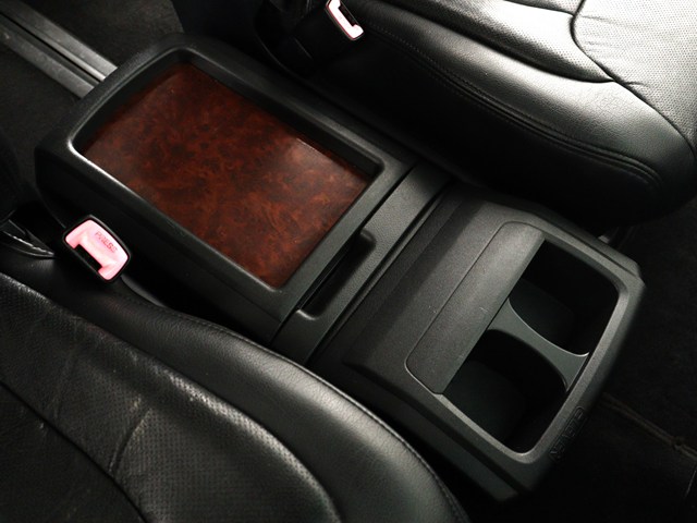 【コンソールボックス】
大容量の収納力が魅力的なコンソールです!
ドリンクホルダーも使いやすい配置です!