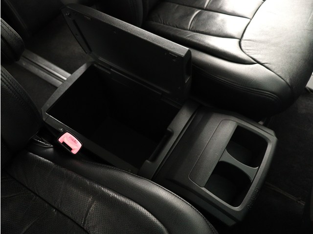 【コンソールボックス】
大容量の収納力が魅力的なコンソールです!
ドリンクホルダーも使いやすい配置です!