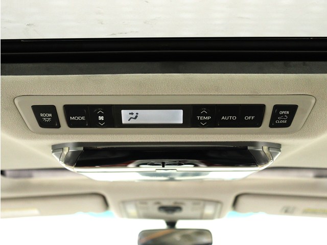 後部座席でエアコン温度をお好みで設定する
ことができます!