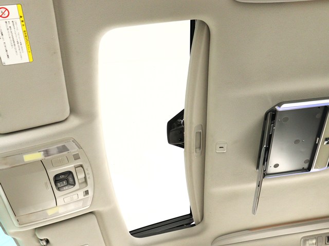 【大人気☆ツインサンルーフ】
見た目もカッコよく、車内の解放感も演出!
必須条件にされるほどの大人気装備です!