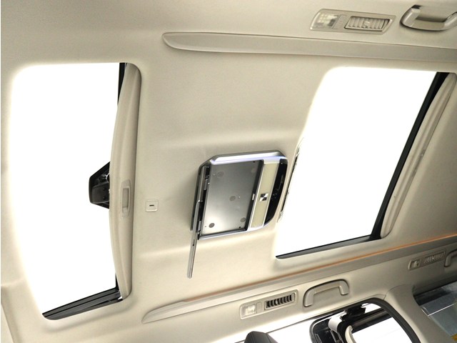 【大人気☆ツインサンルーフ】
見た目もカッコよく、車内の解放感も演出!
必須条件にされるほどの大人気装備です!