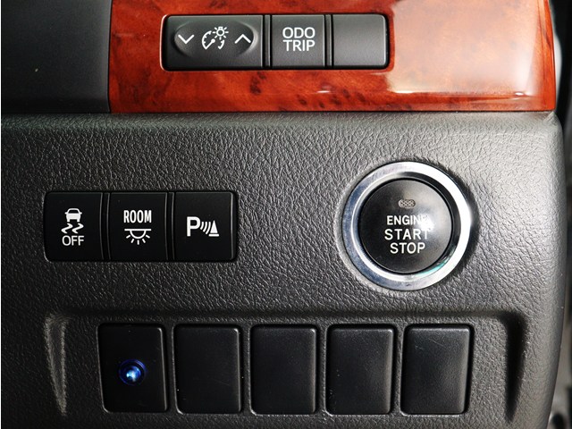 【プッシュスタート】
エンジン始動時はプッシュスタートを採用!
カバンから鍵を取り出す手間も不要です｡