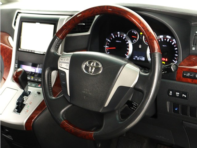 【本革巻きウッドコンビステアリング】
同色のウッド部分と本革のコンビハンドル!
高級感にあふれたステアリングです!