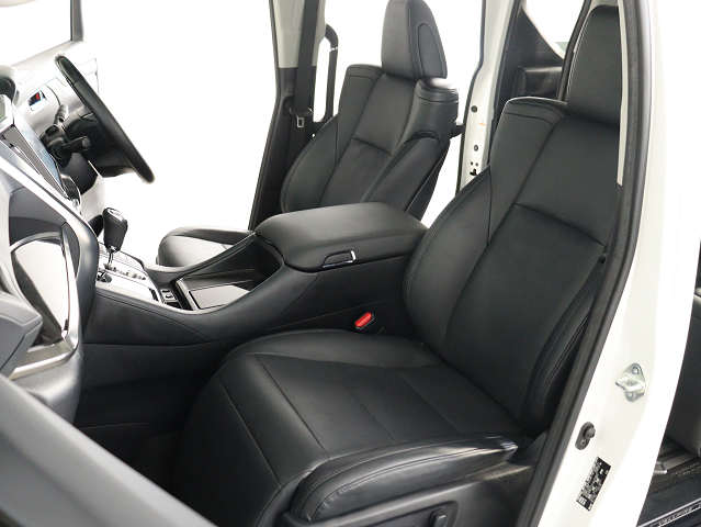 内装の状態も非常にクリーンな状態です｡
ご納車前には専門スタッフが
隅々までクリーニングを行います!