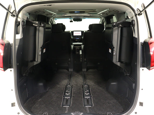 【広々トランクルーム】
スーツケース､ゴルフバッグも楽々収納可能
大人数での旅行にもピッタリの収容量です