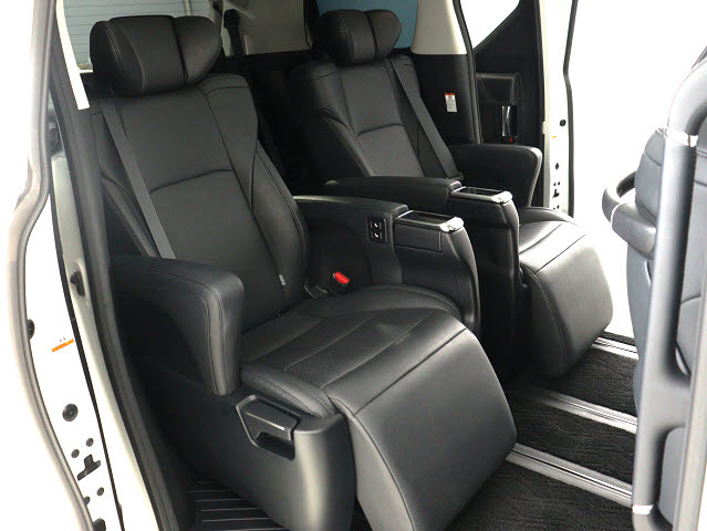 【エグゼクティブパワーシート】
高級感溢れるセカンドシートでございます!
電動リクライニング､オットマン完備!
