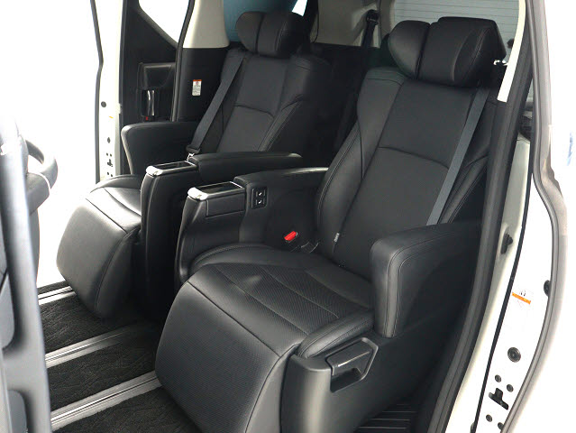 【エグゼクティブパワーシート】
高級感溢れるセカンドシートでございます!
電動リクライニング､オットマン完備!