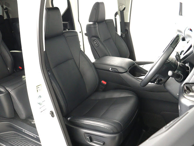 【メモリ機能付きパワーシート】
運転者専用セッティング可能な運転席です!
３名までのポジションを即呼び出します★