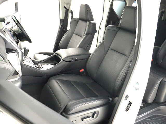 【前席シートヒーター付き】
冬に嬉しいシートヒーター付きのお車です!
エアコンよりも早く暖かくなり､快適です♪