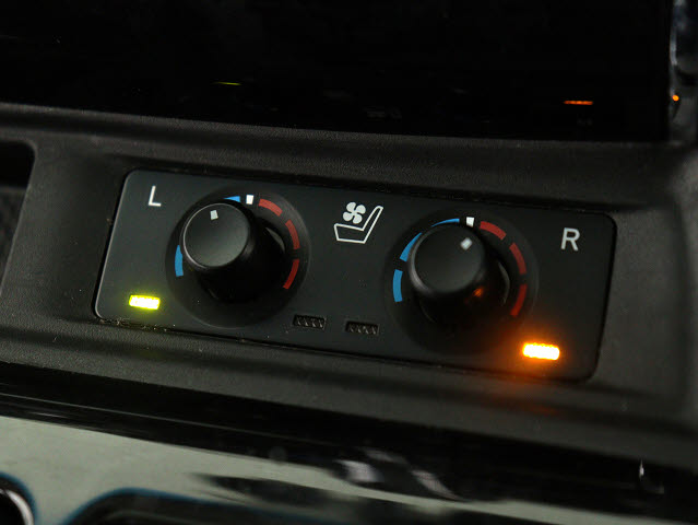 【前席シートヒーター付き】
冬に嬉しいシートヒーター付きのお車です!
エアコンよりも早く暖かくなり､快適です♪