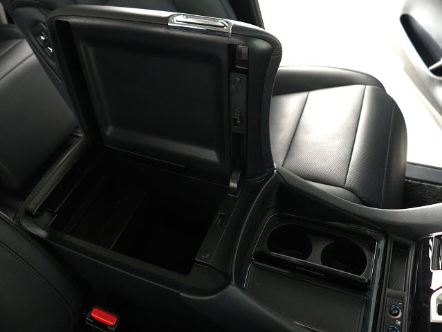 【コンソールボックス】
大容量の収納力が魅力的なコンソールです!
ドリンクホルダーも使いやすい配置です!