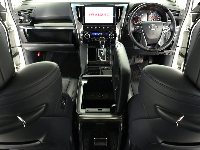 【運転席助手席も広々☆】
広々使えるのは後席だけではございません｡
国内最高峰ミニバンの特権ですね!