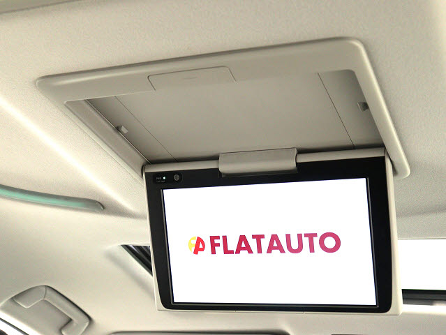 【後席モニター】
ミニバンの必須装備とも言える装備です!
後席の方も飽きることなくドライブが可能!