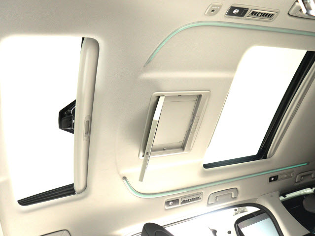 【大人気☆ツインサンルーフ】
見た目もカッコよく、車内の解放感も演出!
必須条件にされるほどの大人気装備です!