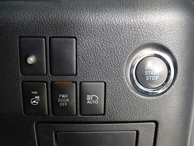 【プッシュスタート】
エンジン始動時はプッシュスタートを採用!
カバンから鍵を取り出す手間も不要です｡
