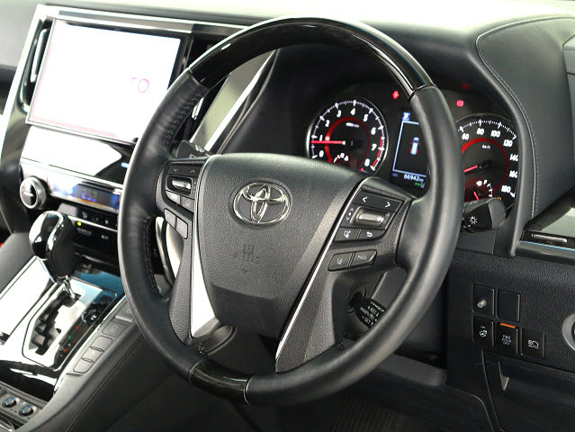 【本革巻きウッドコンビステアリング】
同色のウッド部分と本革のコンビハンドル!
高級感にあふれたステアリングです!