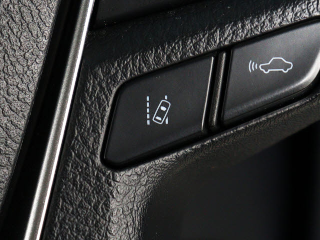 【ＬＴＡ／レーントレーシングアシスト】高
速クルージングをサポートする機能！車線や
先行車・周辺車を前方カメラやレーダーで認
識し、軌跡を追うように車線維持に必要なハ
ンドルの操作をサポートするシステムです。