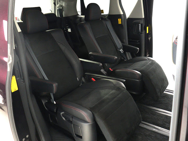 【高級感満載のハーフレザーシート】
カンターラの座面もおしゃれです♪
非常に人気なスポーティシートとなります!