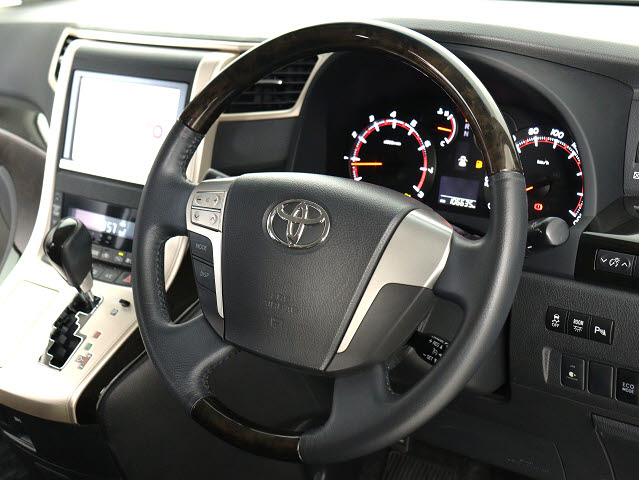 【本革巻きウッドコンビステアリング】
同色のウッド部分と本革のコンビハンドル!
高級感にあふれたステアリングです!