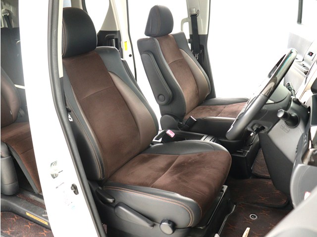 内装の状態も非常にクリーンな状態です｡
ご納車前には専門スタッフが
隅々までクリーニングを行います!