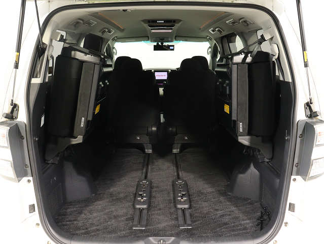 【広々トランクルーム】
スーツケース､ゴルフバッグも楽々収納可能
大人数での旅行にもピッタリの収容量です